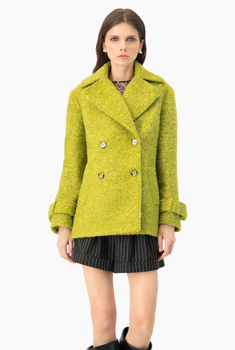 Abrigo verde liso con maxi solapa y botones