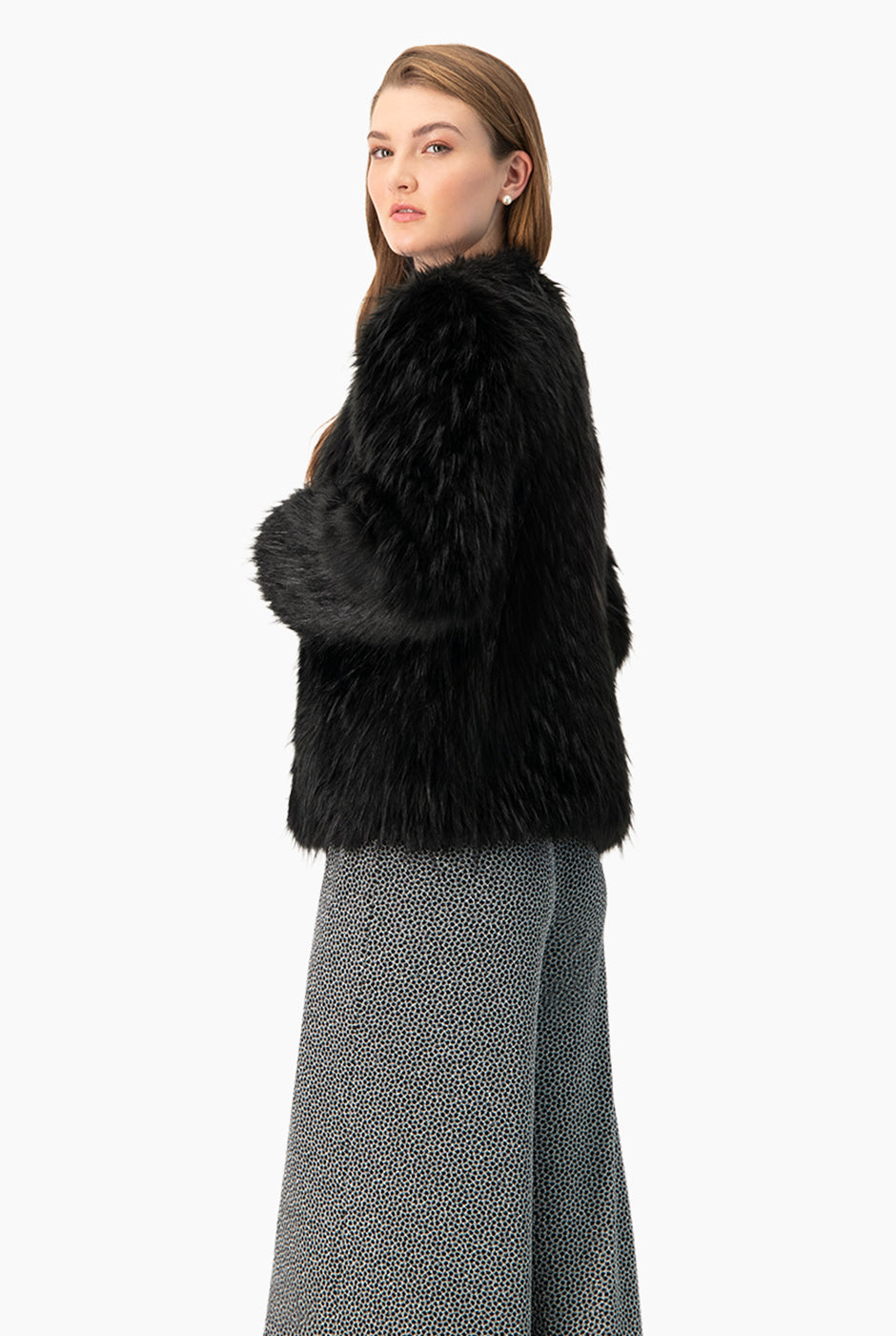 Abrigo negro de pelo sintético con broches ocultos