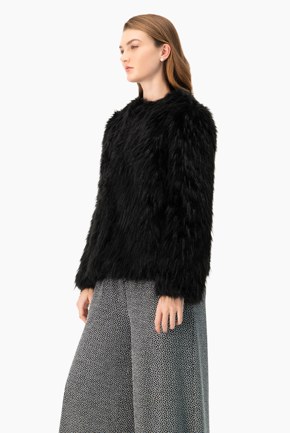 Abrigo negro de pelo sintético con broches ocultos