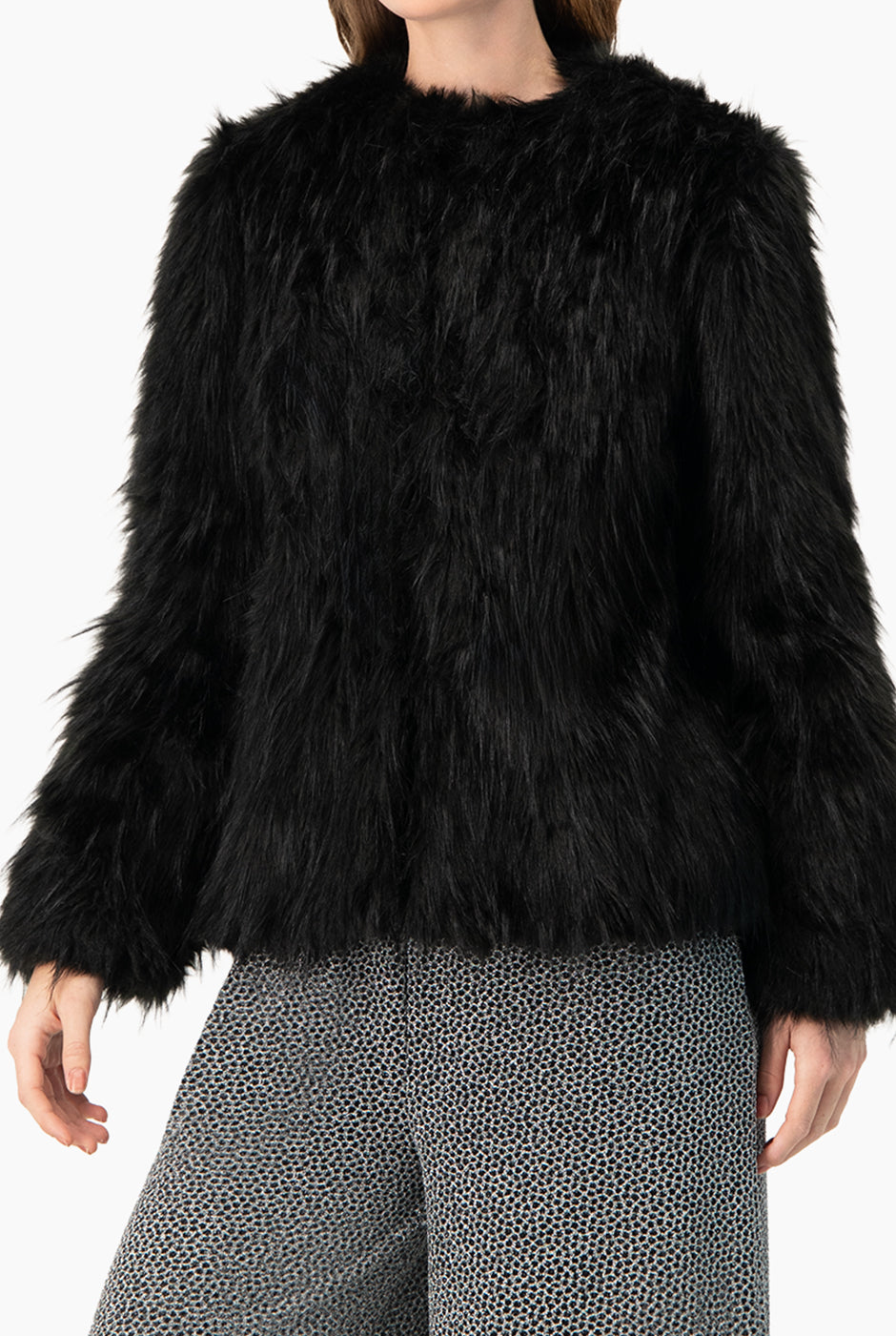 Abrigo negro de pelo sintético con broches ocultos