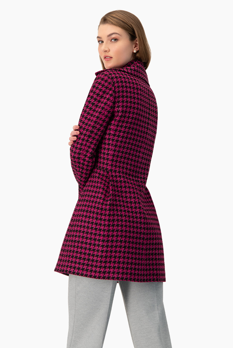 Abrigo cruzado fucsia con botones grandes y estampado pata de gallo