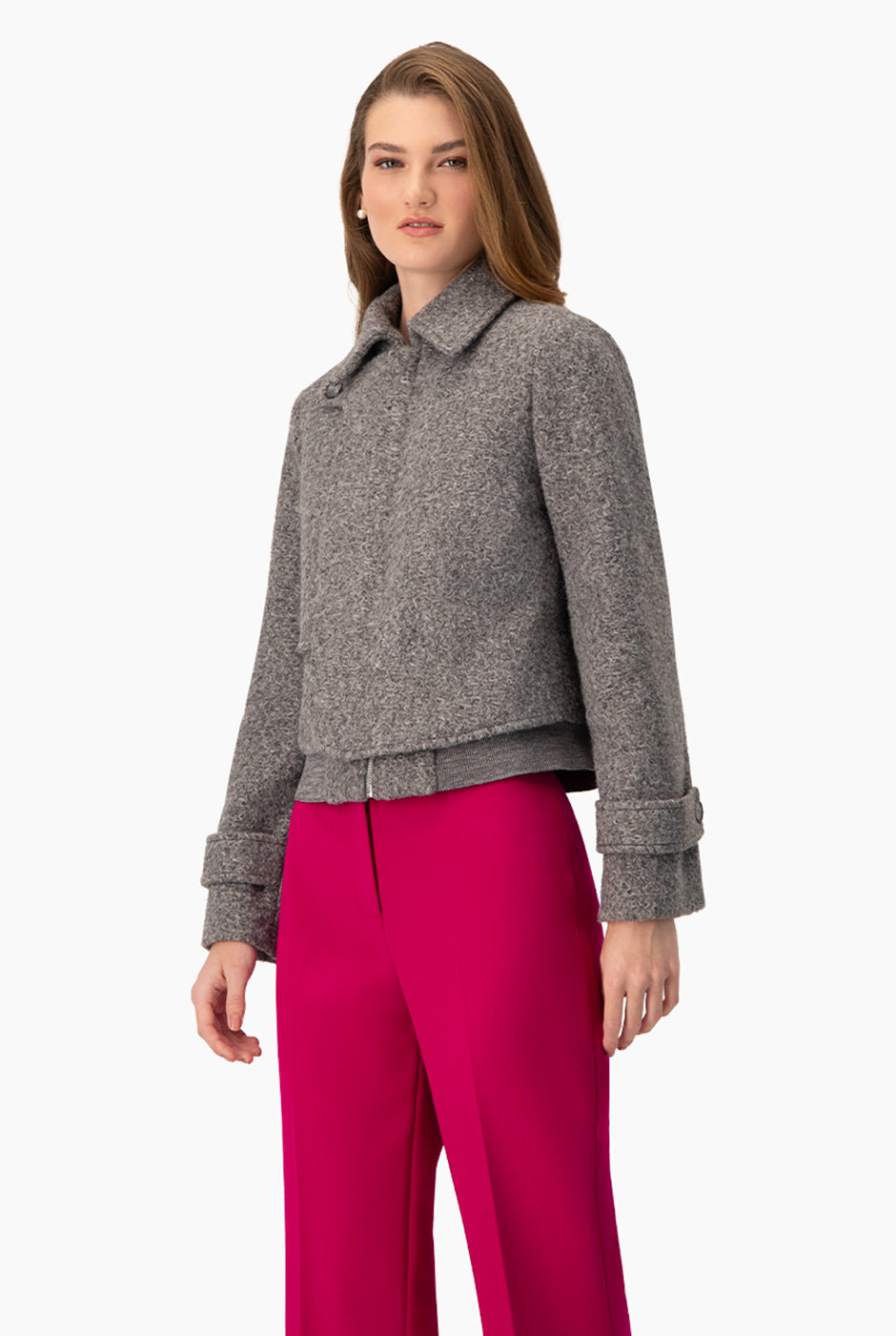 Abrigo corto gris con cierre y charreteras en las mangas