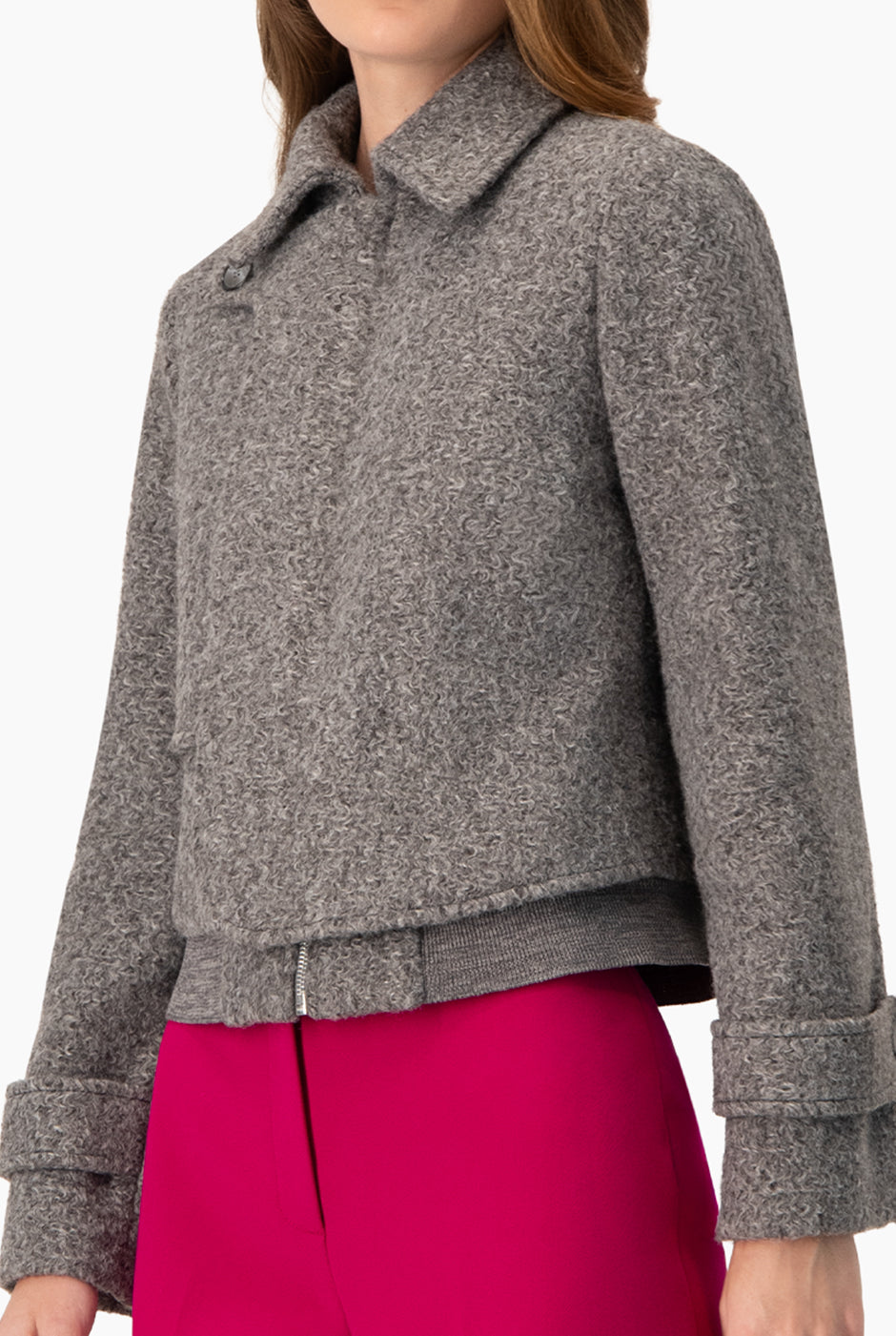 Abrigo corto gris con cierre y charreteras en las mangas