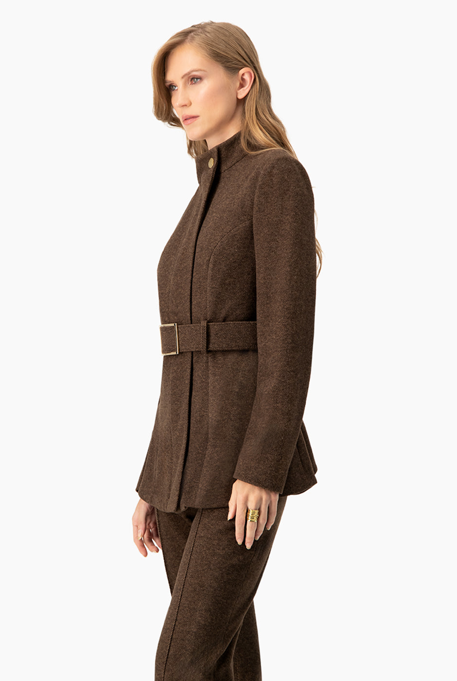 Abrigo café con cinturón y cuello alto, elegante y moderno