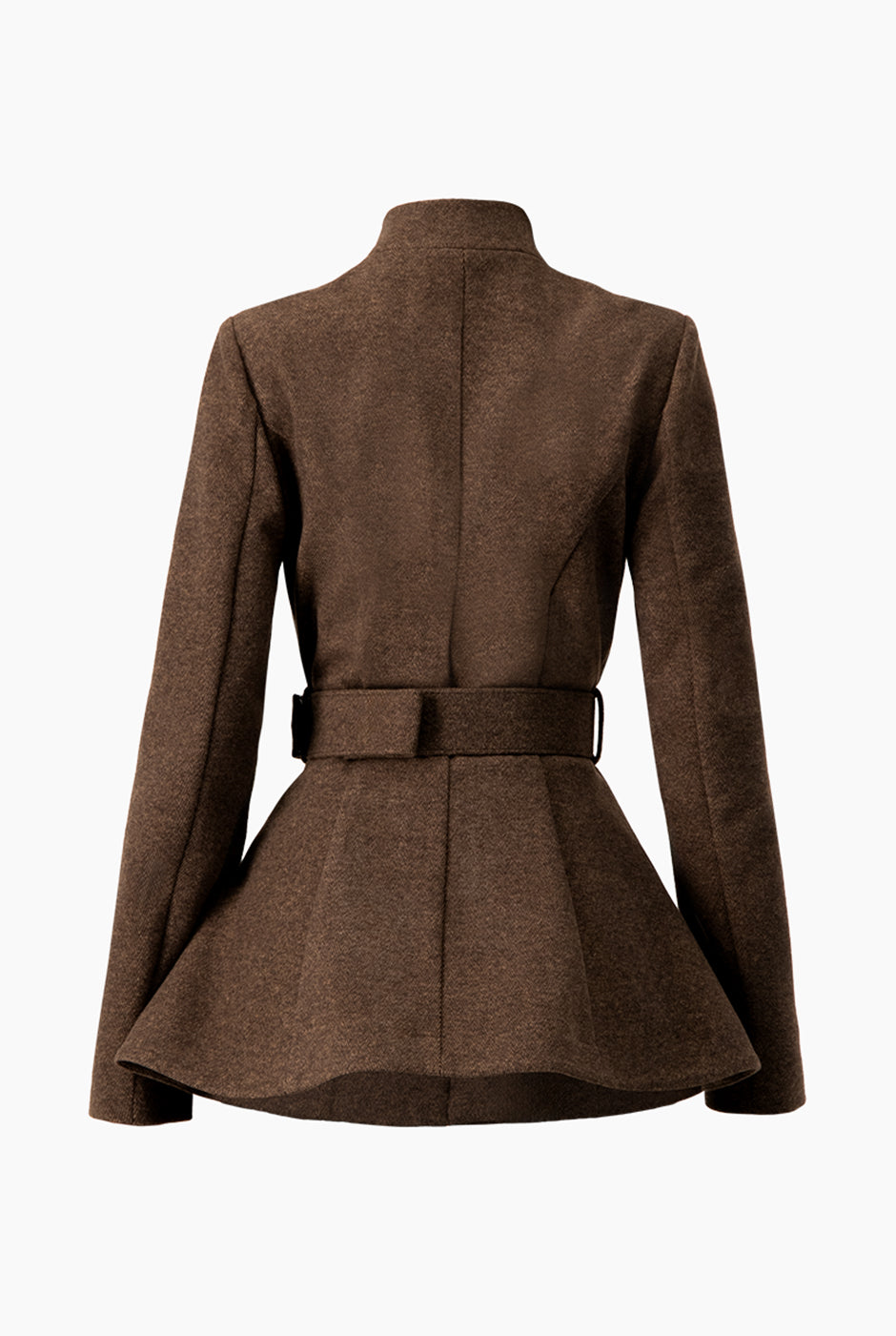 Abrigo café con cinturón y cuello alto, elegante y moderno