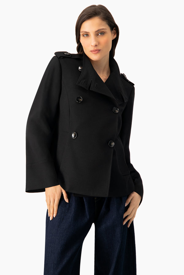 Abrigo negro de cuello alto