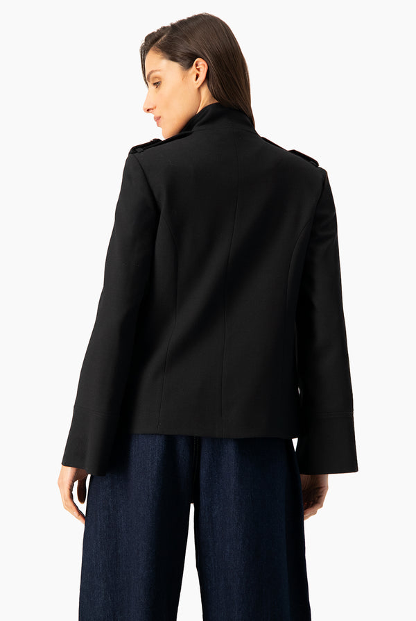 Abrigo negro de cuello alto