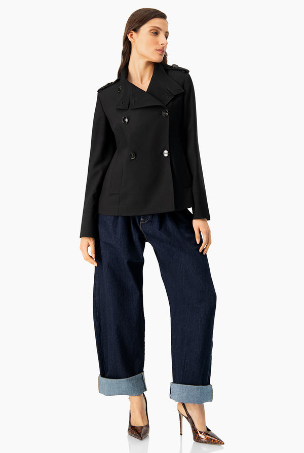 Abrigo negro de cuello alto