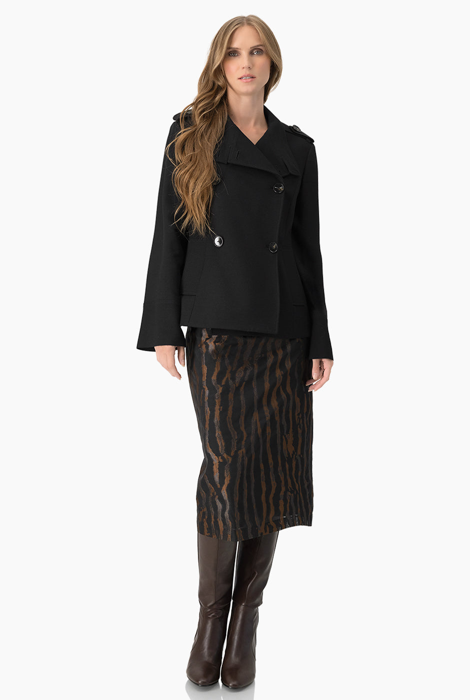 Abrigo negro de cuello alto con doble botonadura y solapas