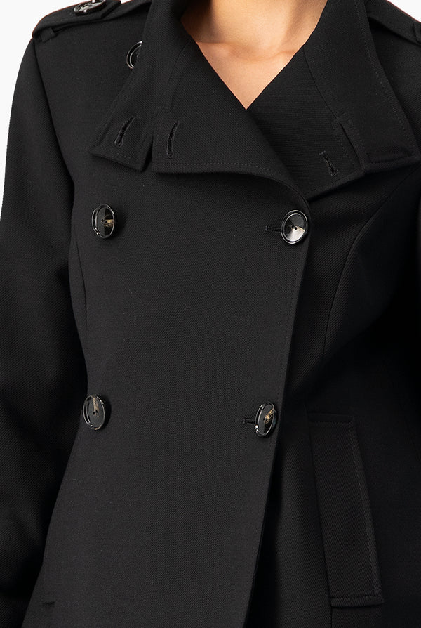 Abrigo negro de cuello alto