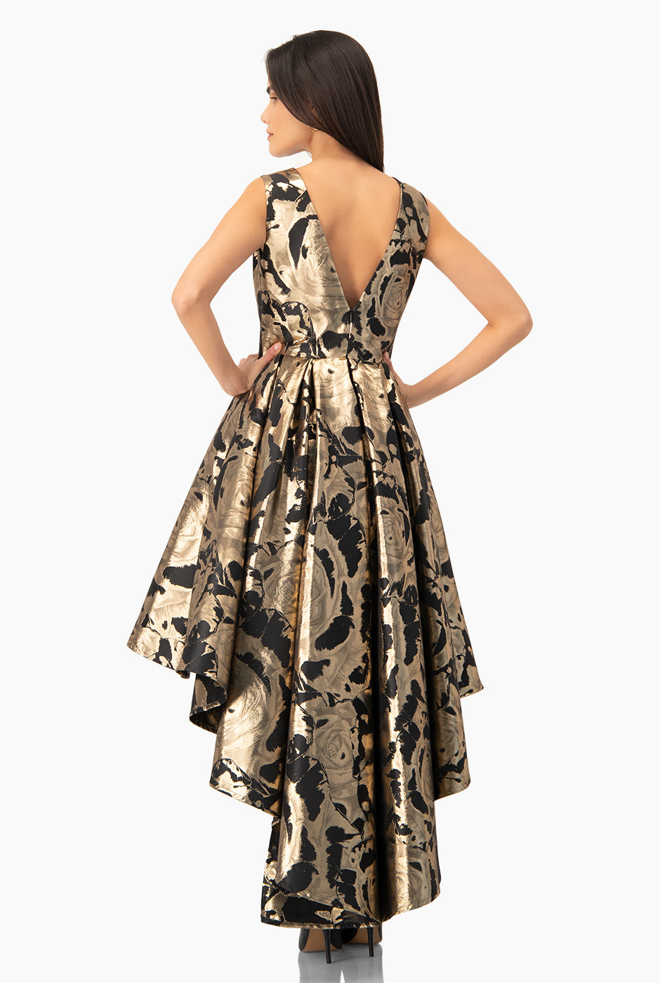 Vestido corto dorado sin mangas con escote en V