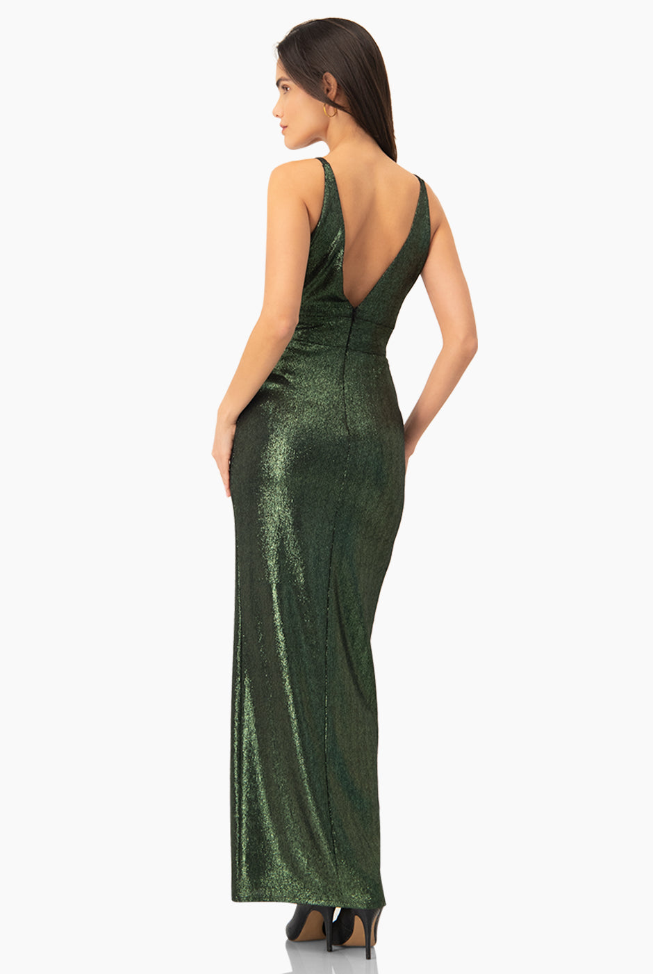 Vestido largo verde con escote en V y tirantes delgados