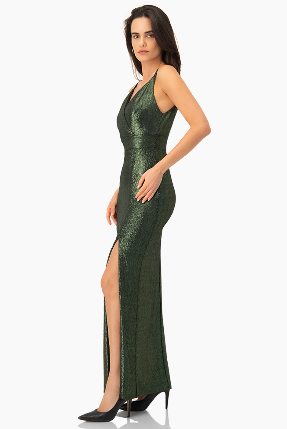 Vestido largo verde con escote en V y tirantes delgados