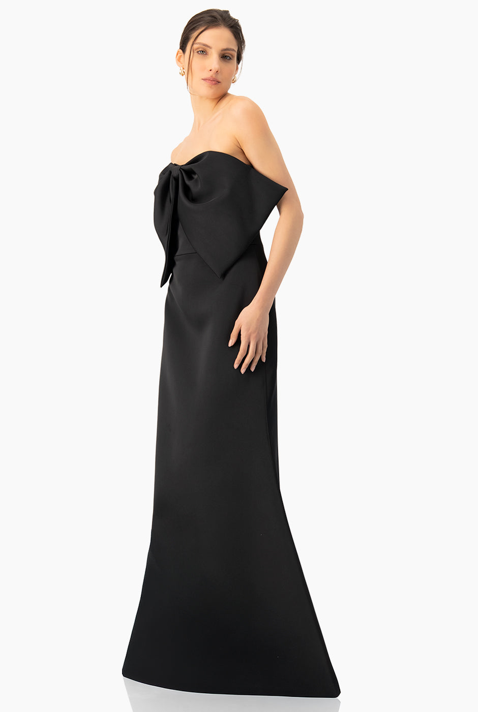 Vestido strapless tipo sirena negro con lazo frontal