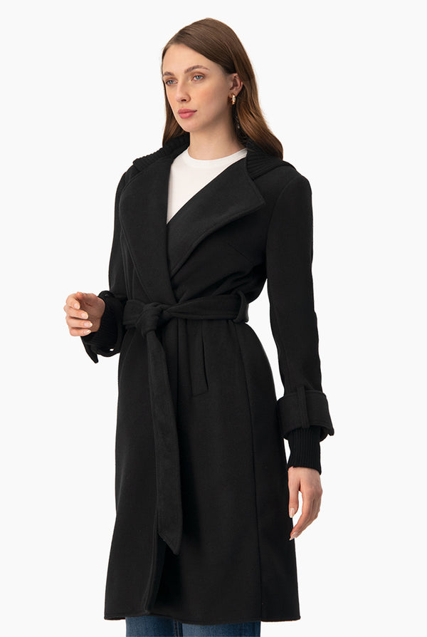 Abrigo corto cruzado con capucha