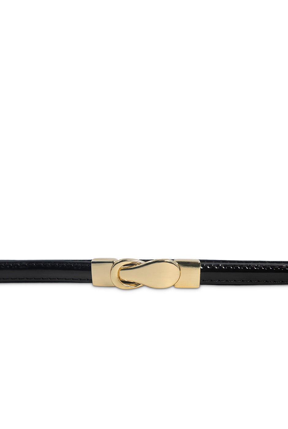 Cinturón delgado de charol negro con hebilla dorada