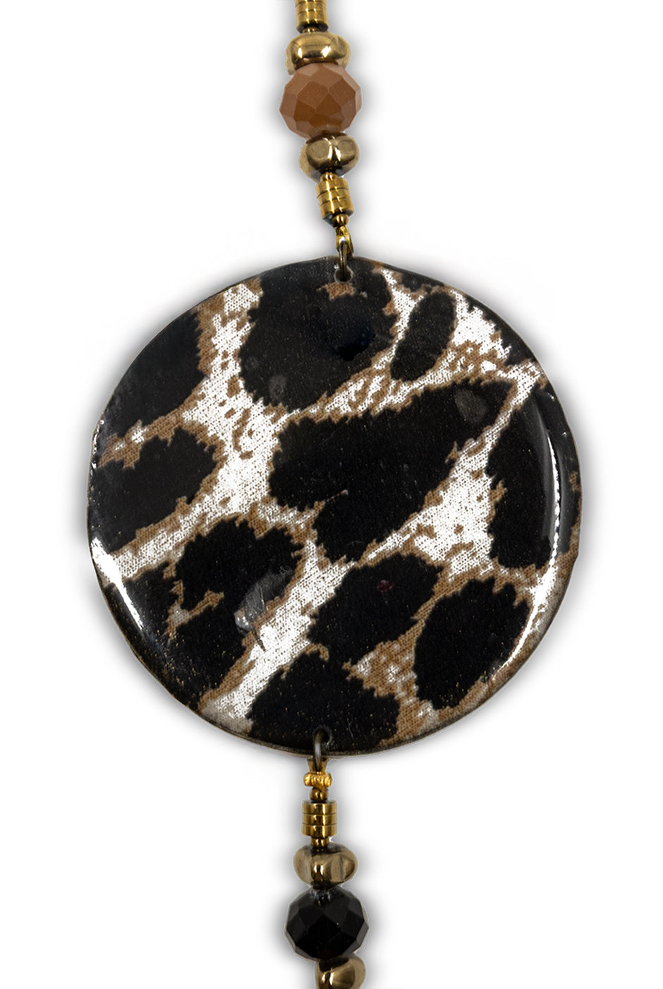 Collar largo con medallón de estampado animal y cuentas de colores.