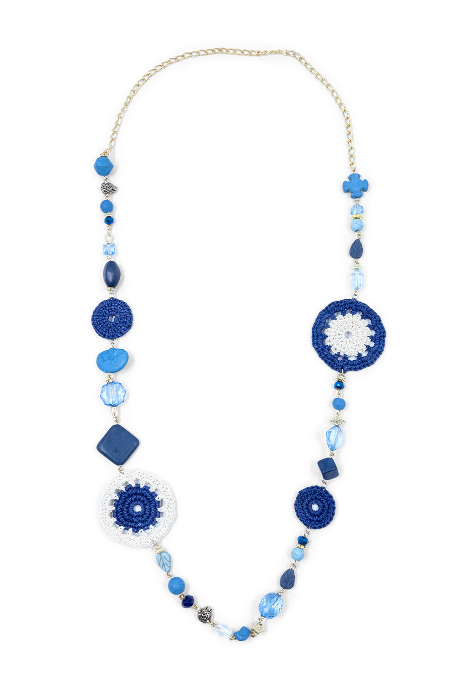 Collar largo de crochet azul con cuentas mixtas