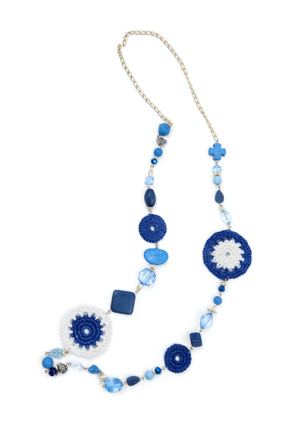 Collar largo de crochet azul con cuentas mixtas