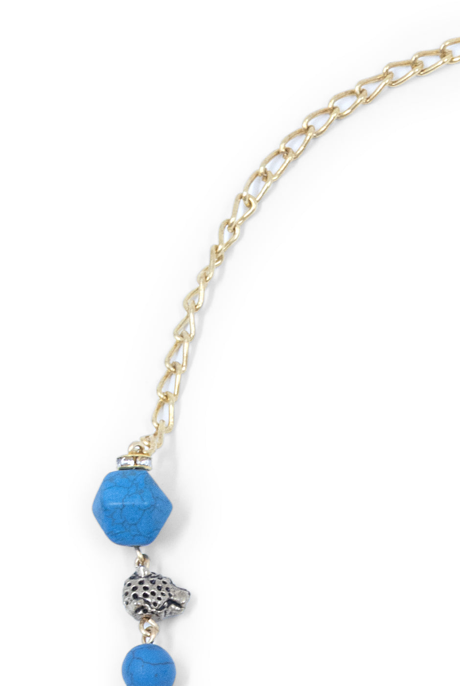 Collar largo de crochet azul con cuentas mixtas