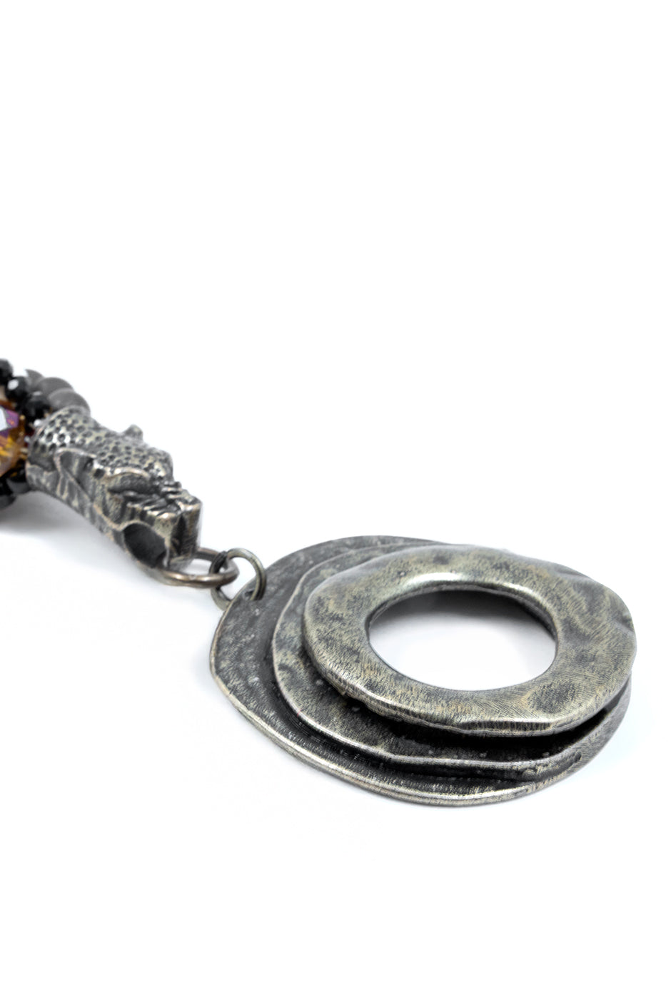 Collar de seis capas con dijes de jaguar