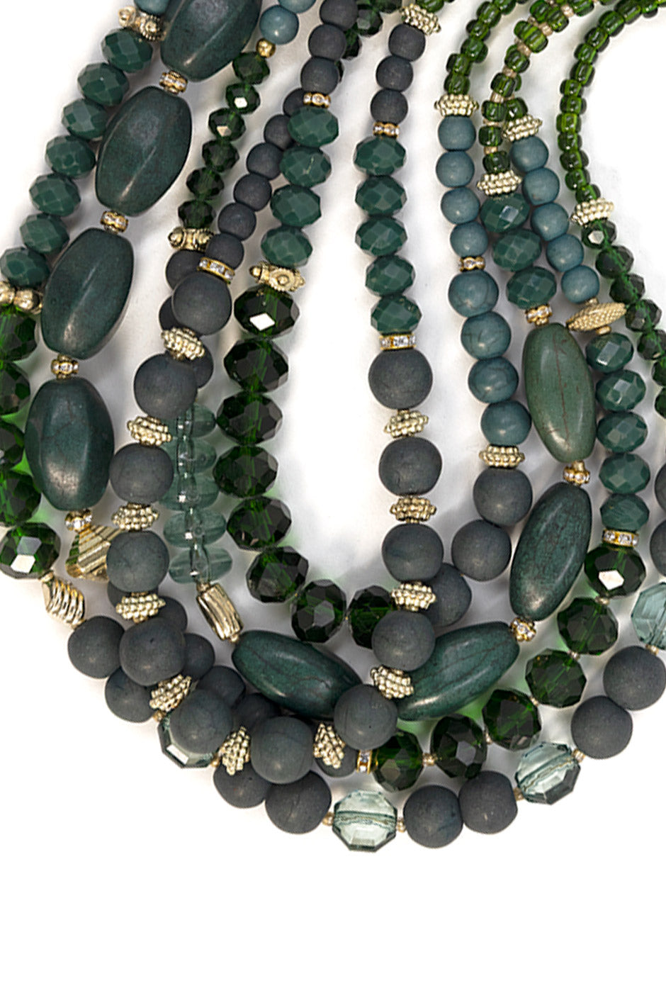 Collar multicapa verde esmeralda con cuentas mixtas y detalles dorados