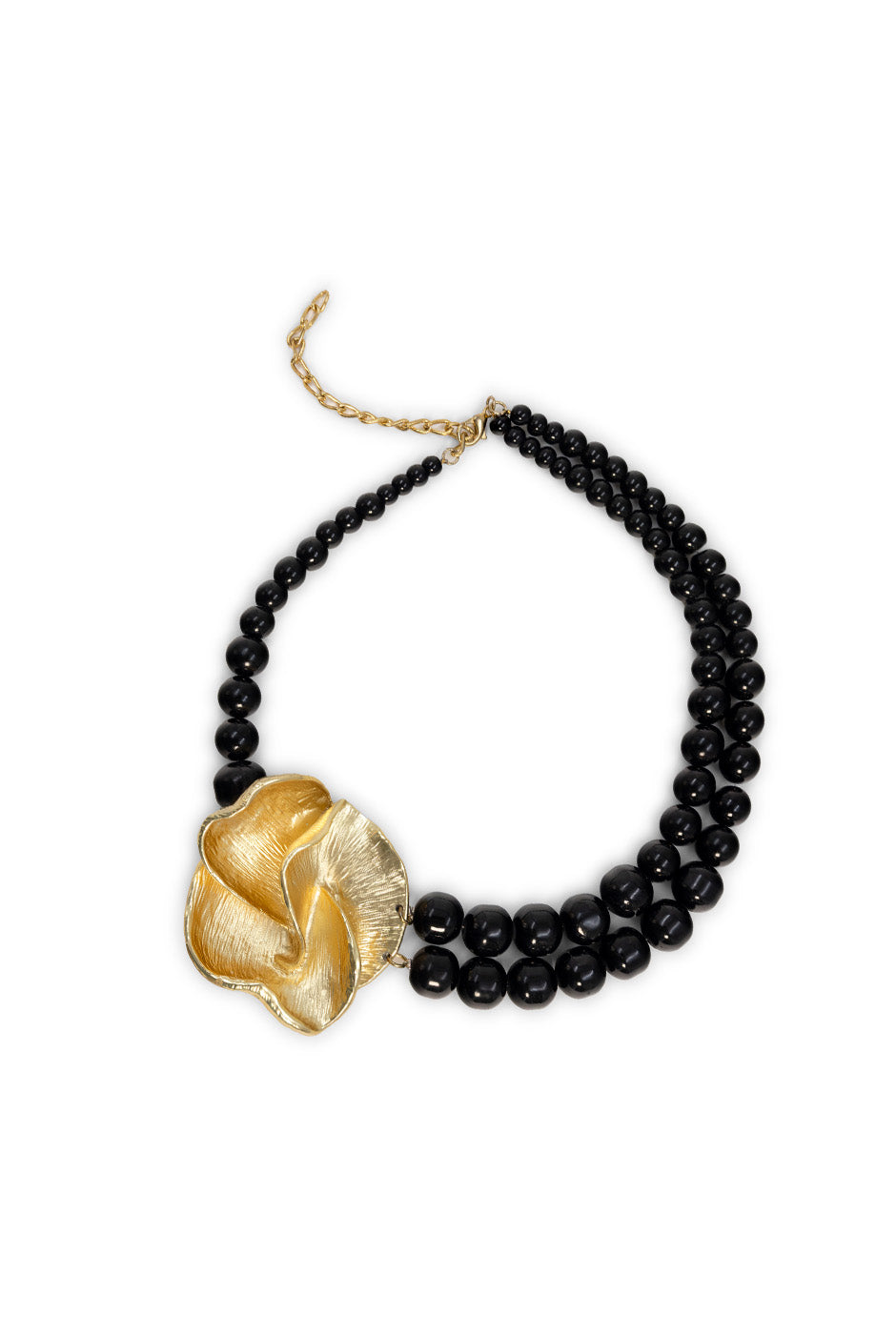 Collar elegante con cuentas negras y pétalos dorados