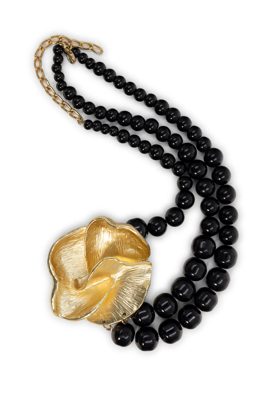 Collar elegante con cuentas negras y pétalos dorados