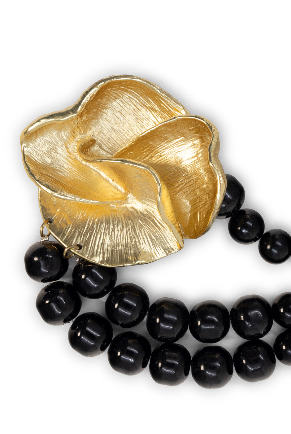 Collar elegante con cuentas negras y pétalos dorados