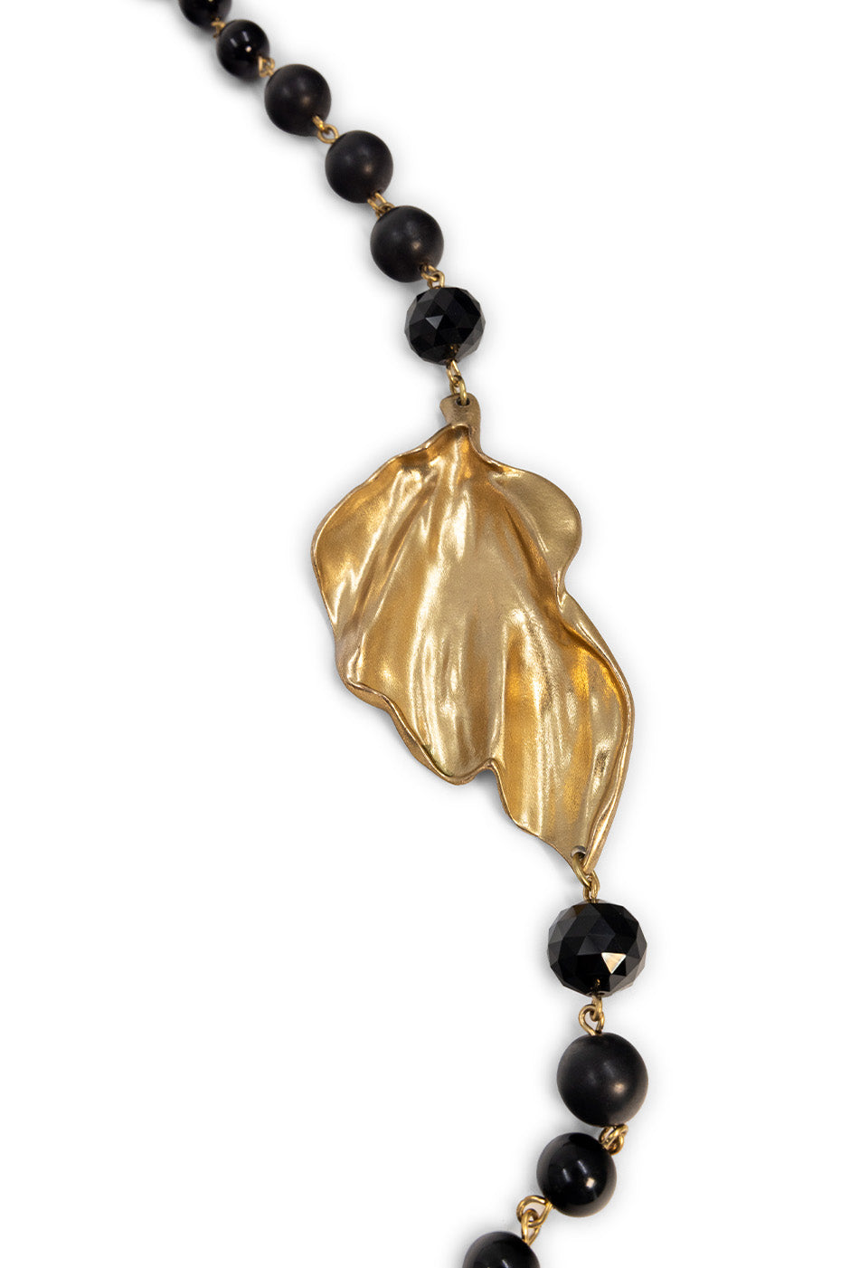 Collar de cuentas negras con colgante dorado en forma de hoja