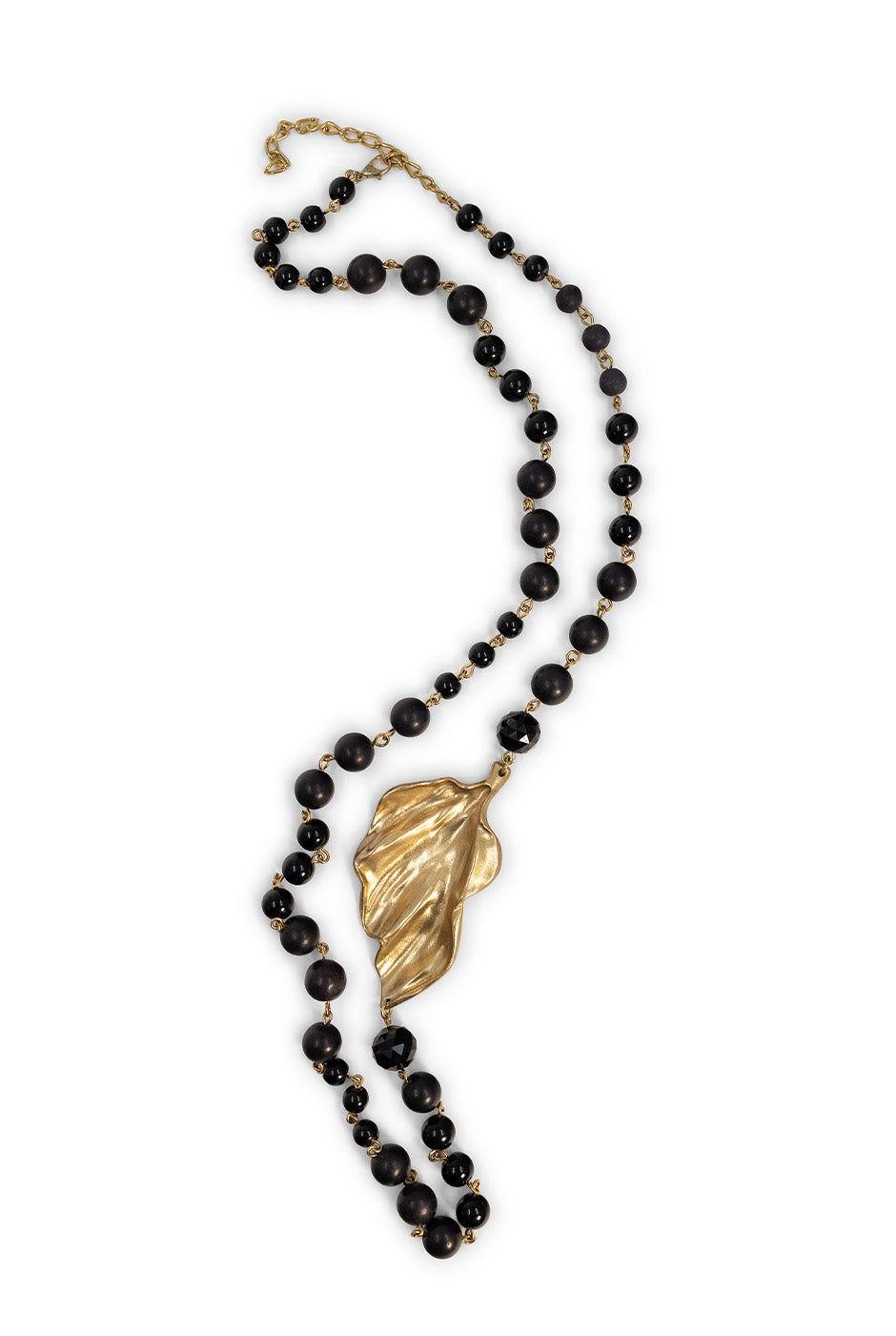 Collar de cuentas negras con colgante dorado en forma de hoja