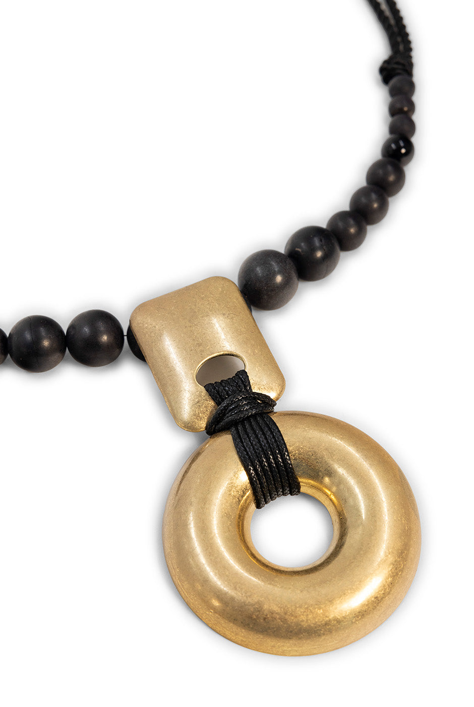 Maxi collar de cordón negro con cuentas y colgante dorado