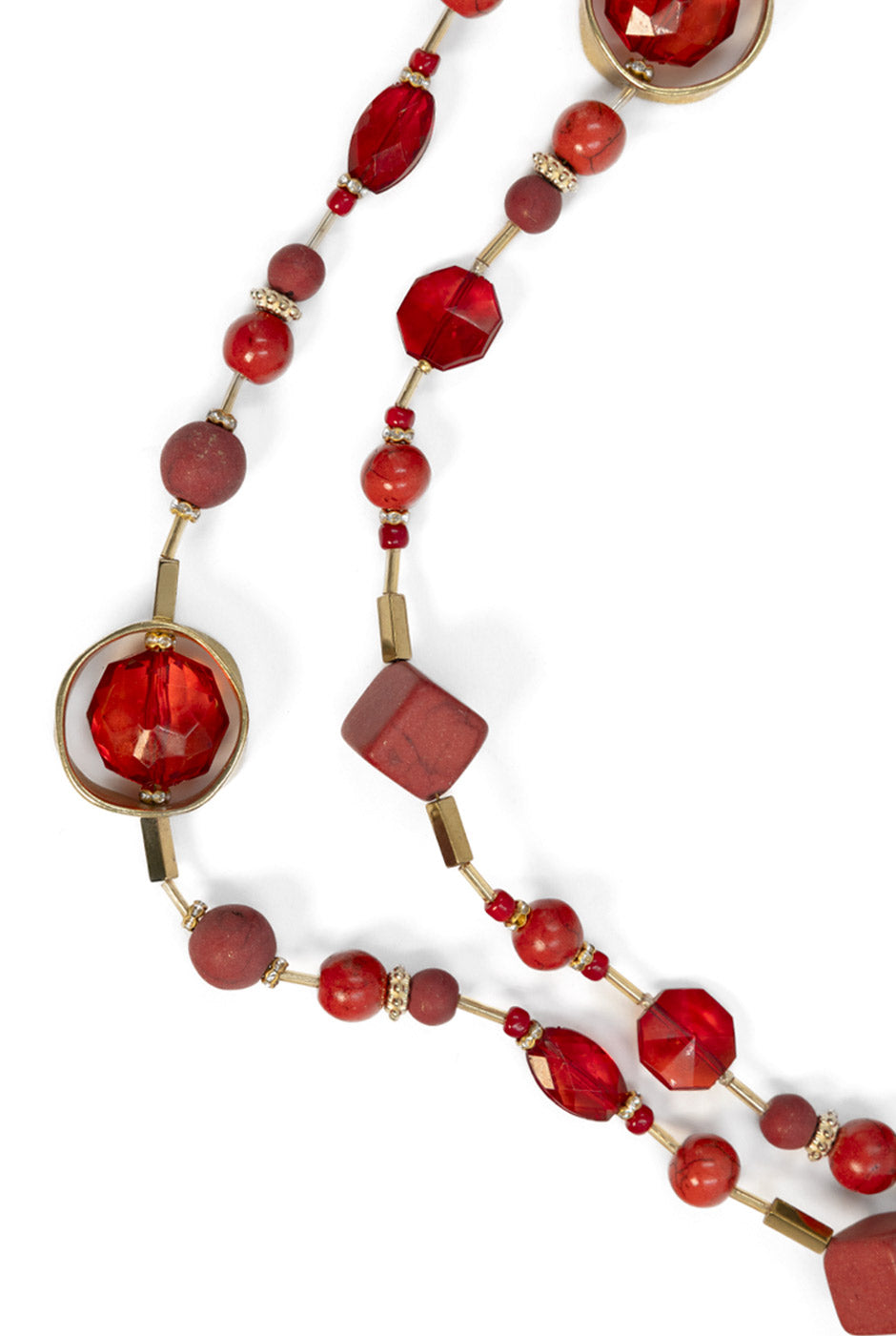 Collar largo con cuentas rojas y piezas metálicas doradas