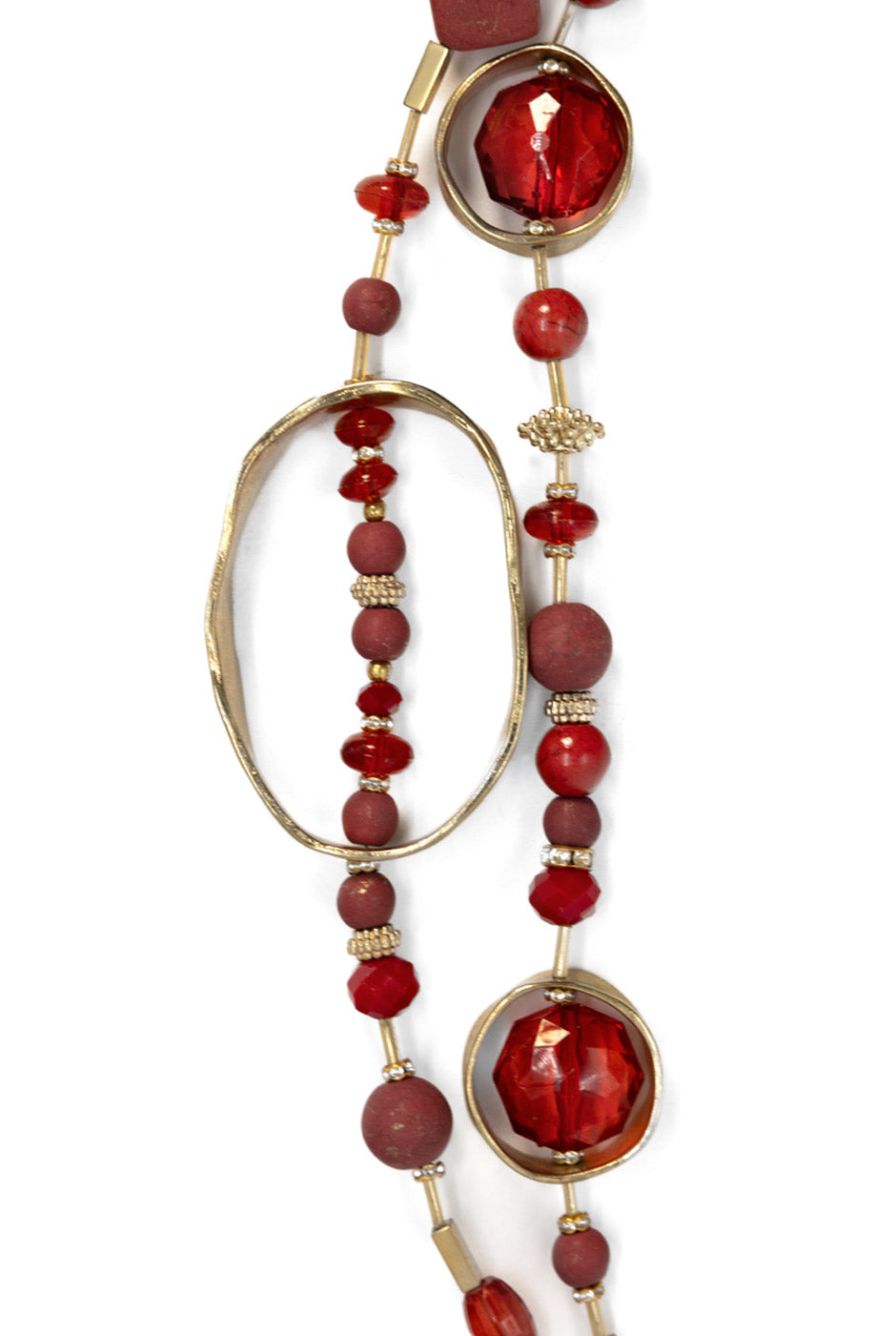 Collar largo con cuentas rojas y piezas metálicas doradas