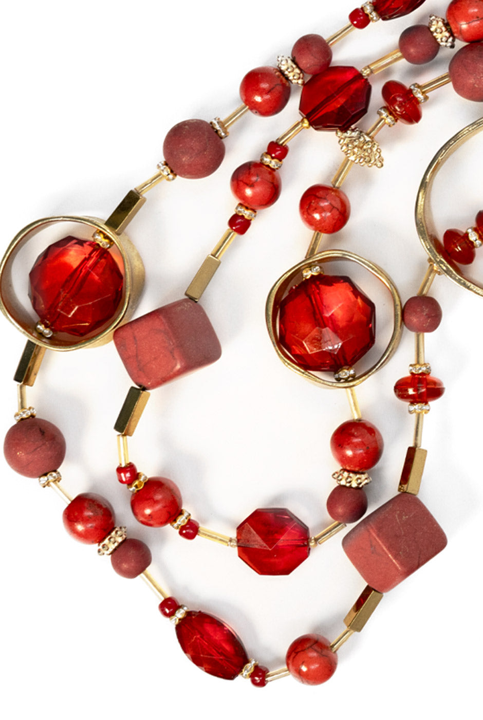 Collar largo con cuentas rojas y piezas metálicas doradas