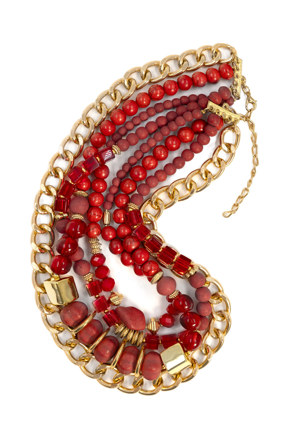 Collar de varias capas con cuentas rojas y cadena dorada