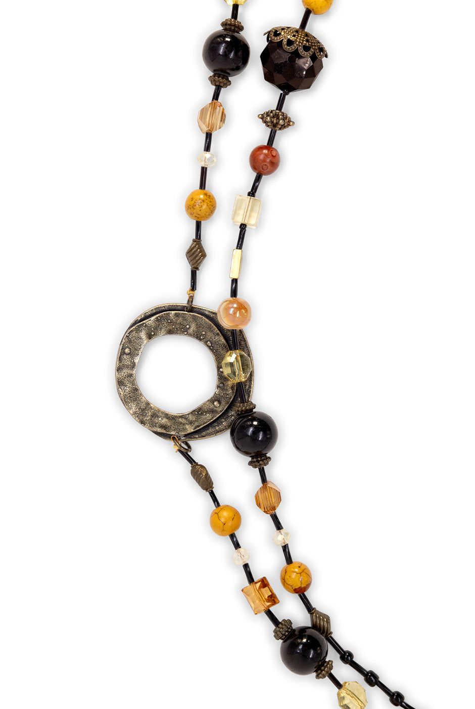 Collar largo mostaza con cuentas y anillos metálicos