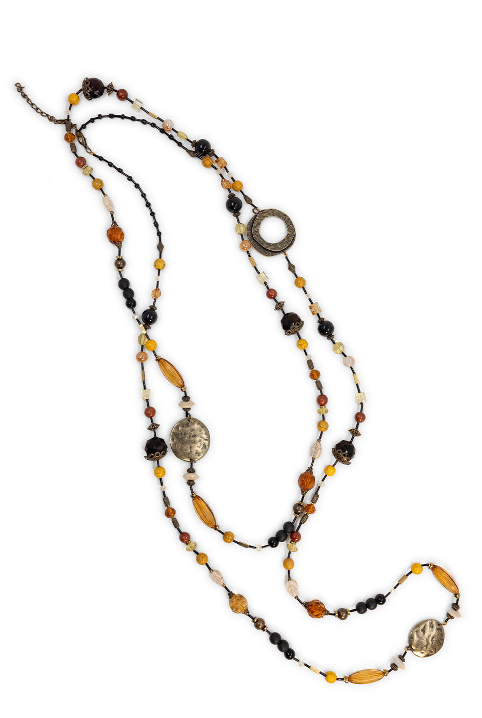 Collar largo mostaza con cuentas y anillos metálicos