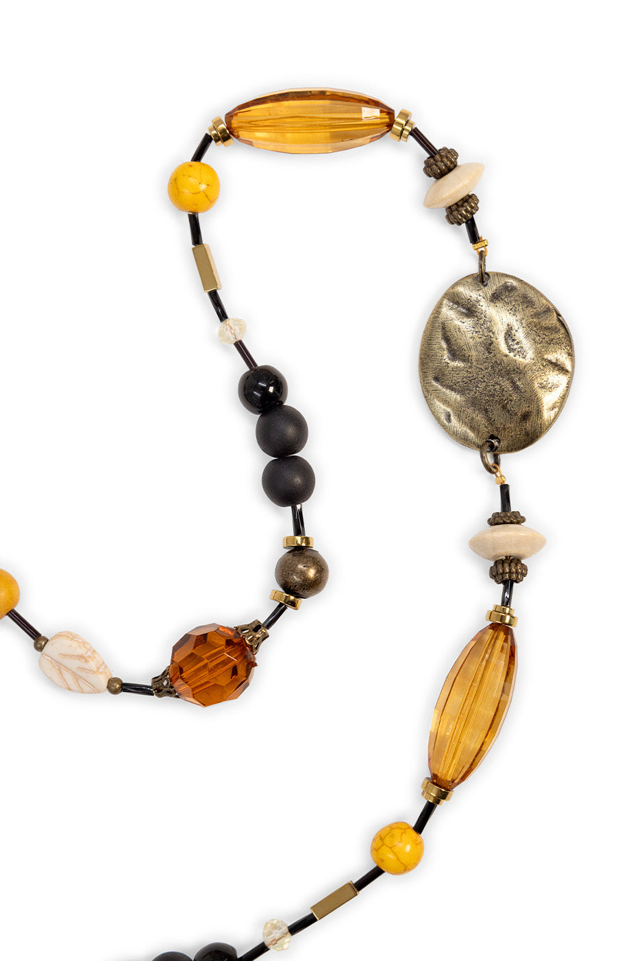 Collar largo mostaza con cuentas y anillos metálicos