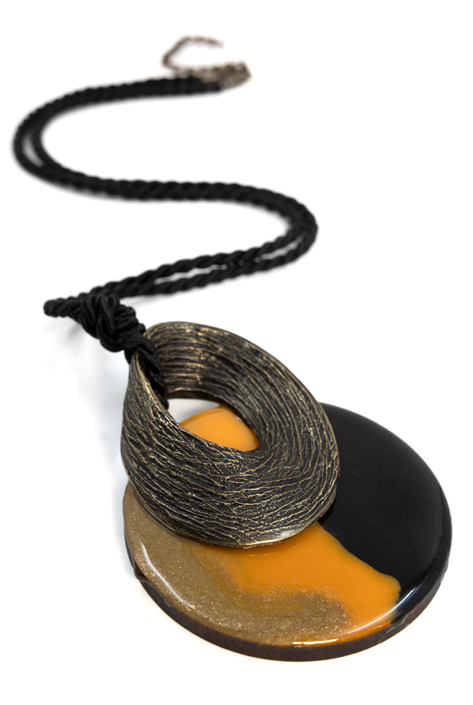 Collar Maxi Medallón en tonos mostaza con diseño espiral