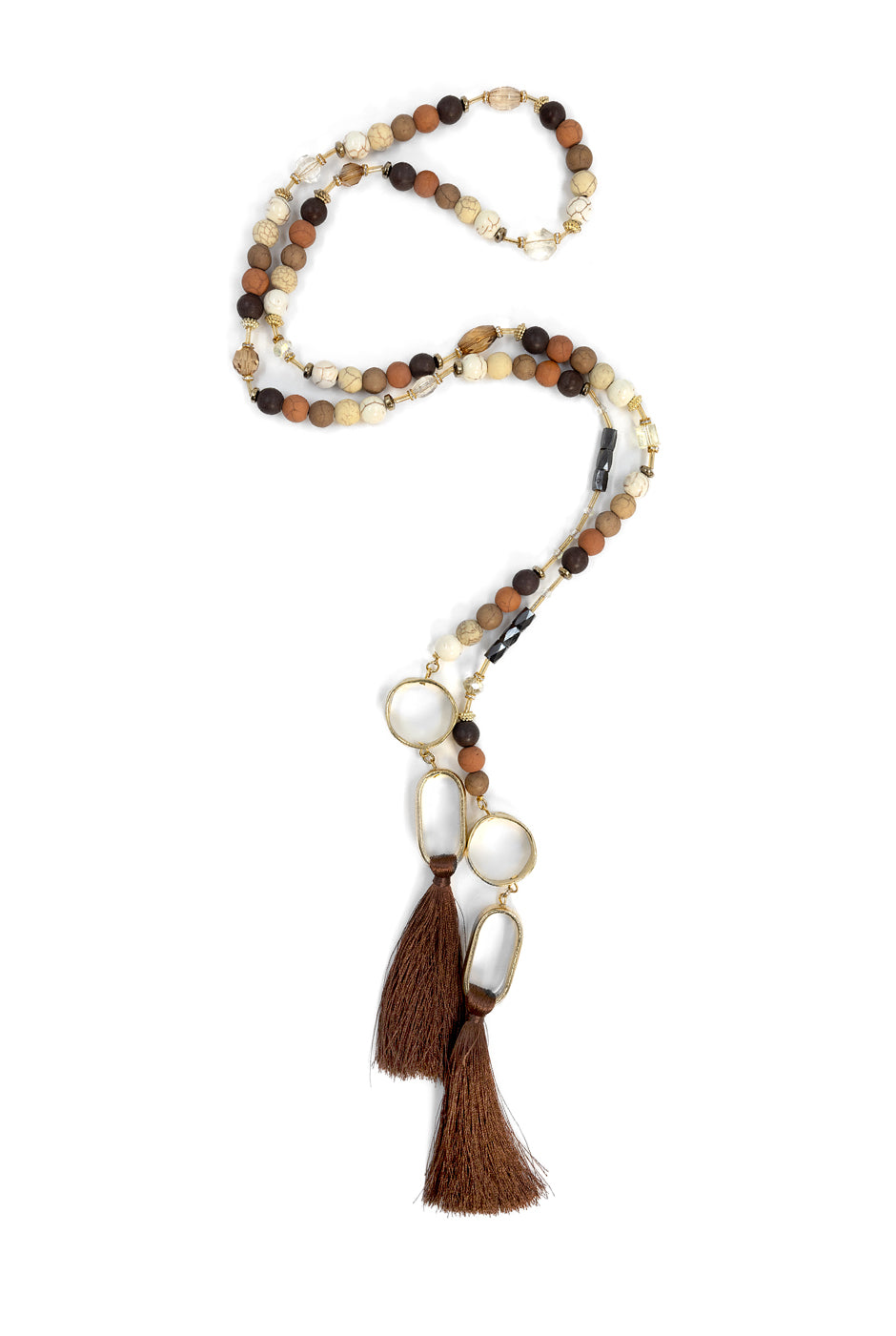 Collar largo con borlas mostaza y cuentas en tonos tierra