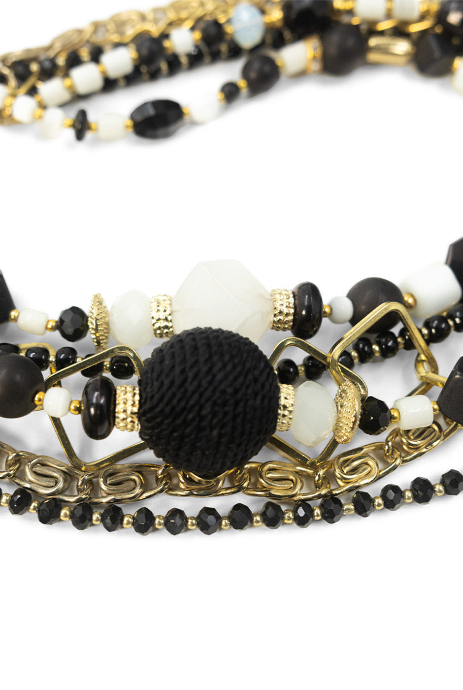 Collar multicapa negro y dorado con cuentas y cadenas