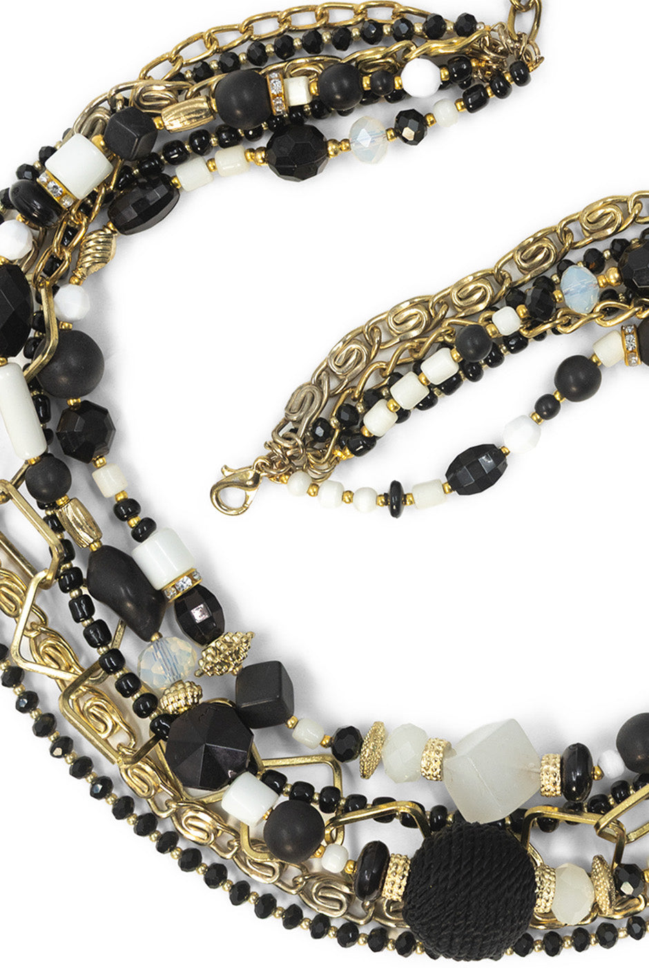 Collar multicapa negro y dorado con cuentas y cadenas
