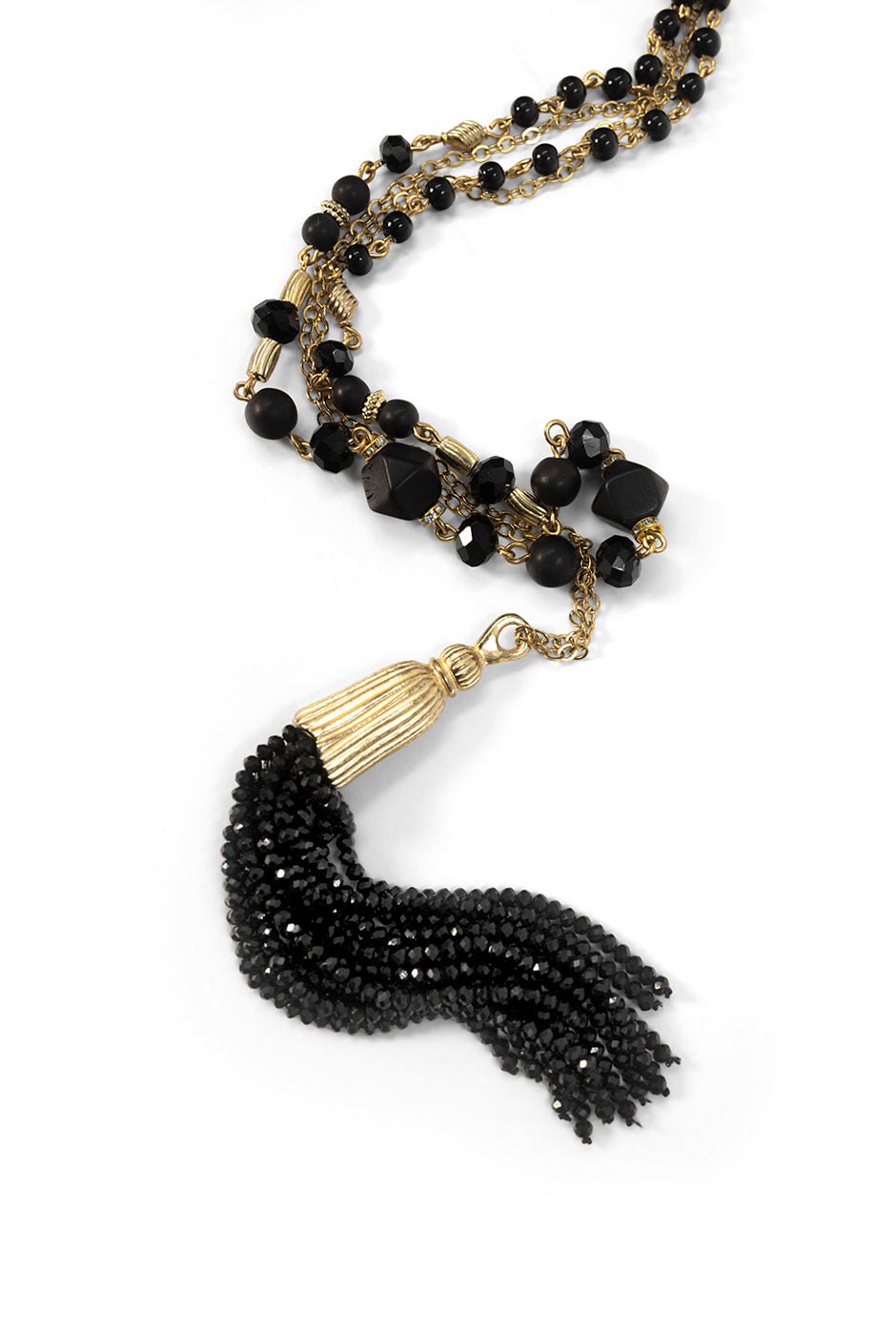 Collar con cuentas negras y borla colgante