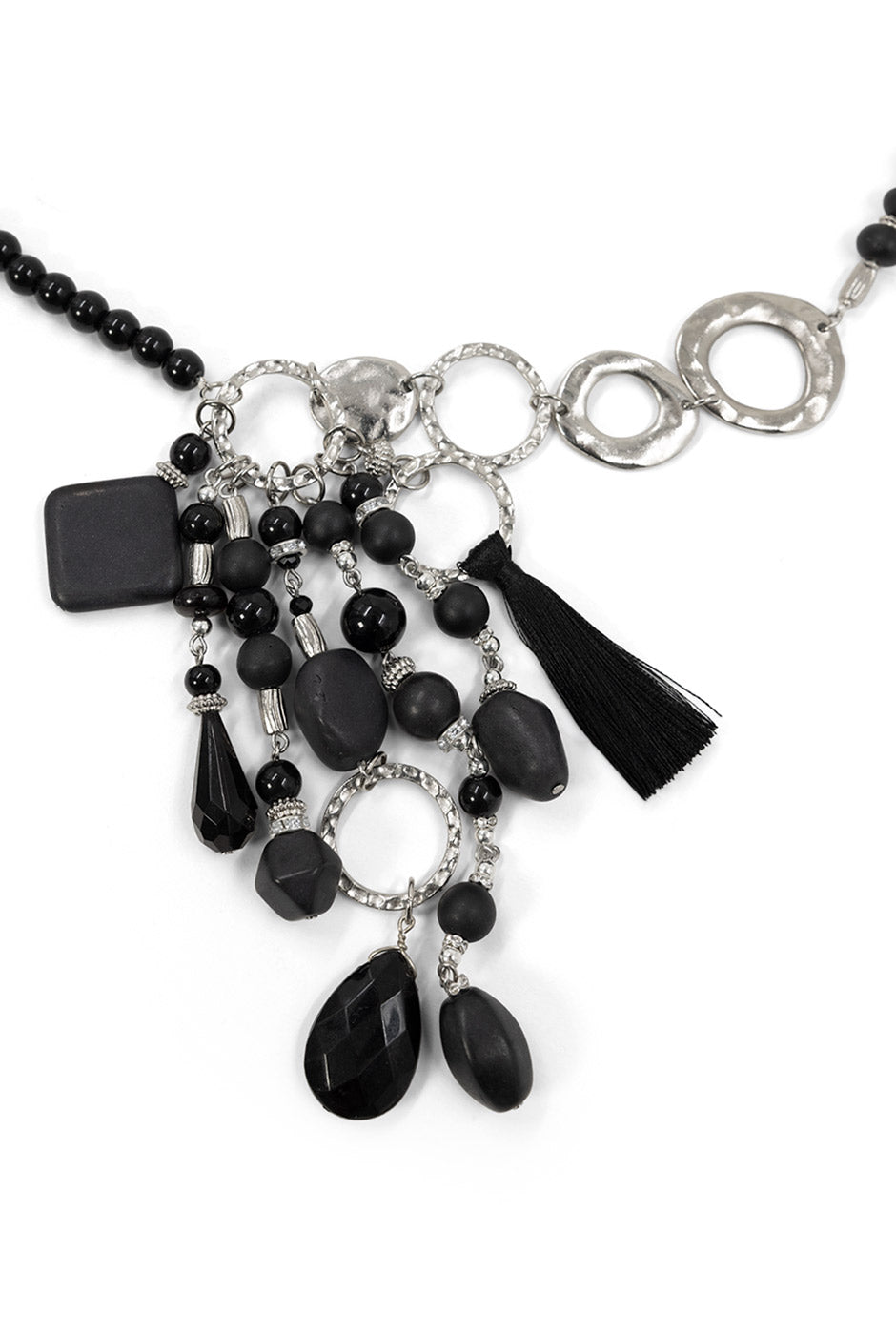 Collar largo con cuentas negras y colgantes metálicos