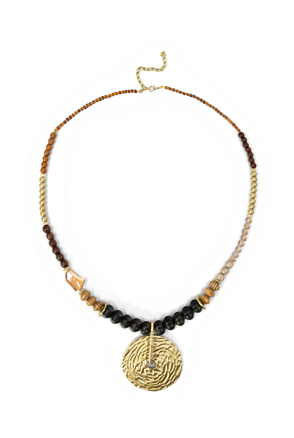 Collar con cuentas mixtas y medallón dorado texturizado