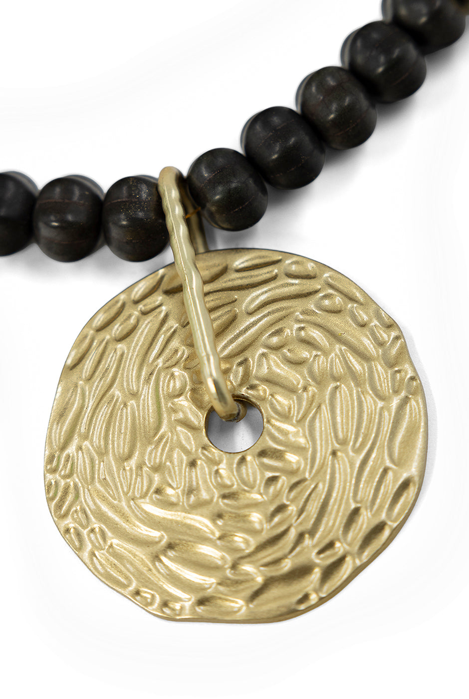 Collar con cuentas mixtas y medallón dorado texturizado
