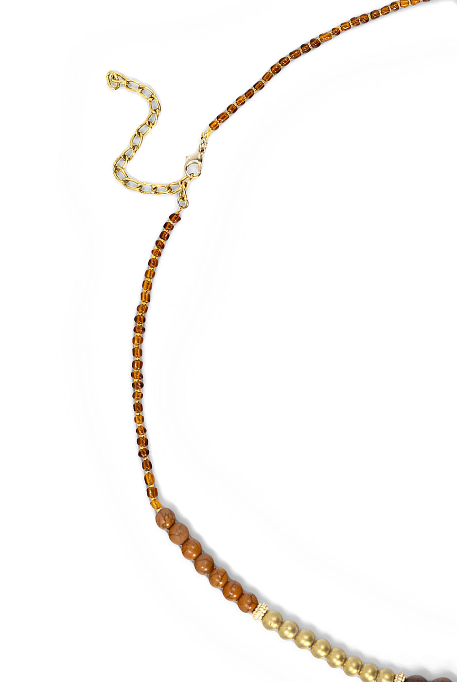 Collar con cuentas mixtas y medallón dorado texturizado