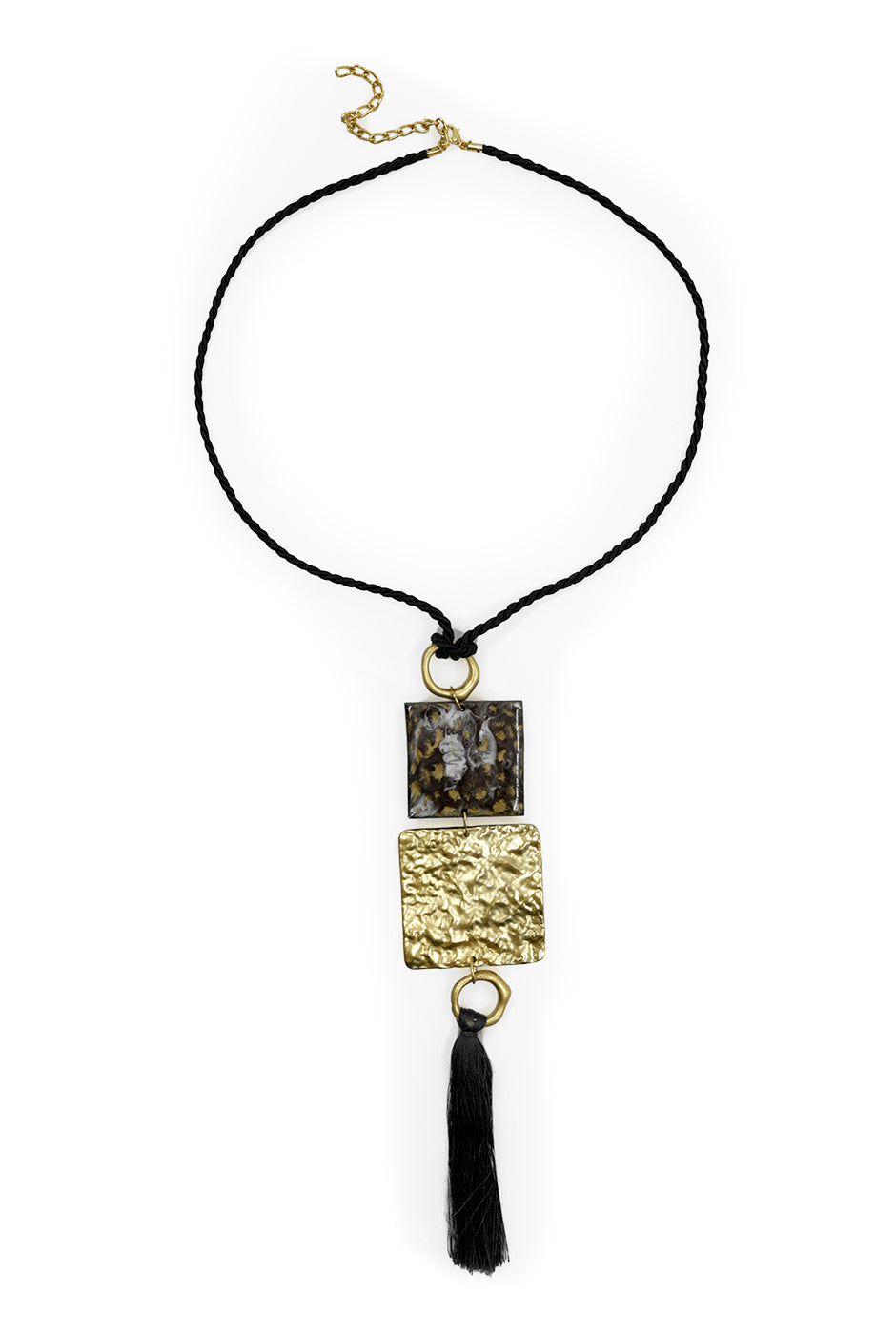 Collar de cordón marrón con dijes cuadrados y borla negra