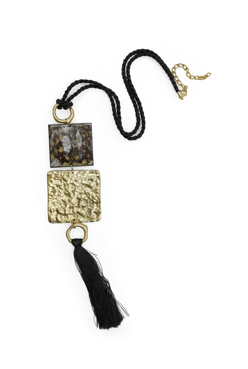 Collar de cordón marrón con dijes cuadrados y borla negra